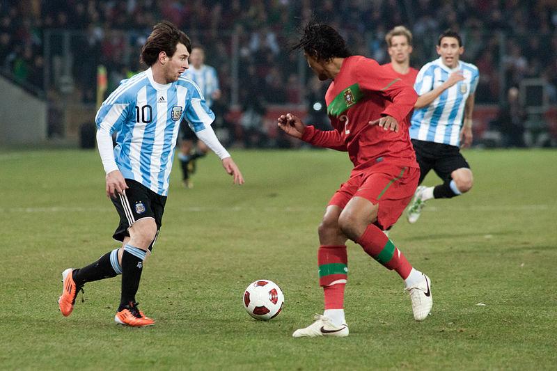 800px-Lionel Messi L Bruno Alves R  Portugal vs. Argentina 9th February 2011