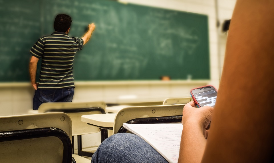 Sala de aula de ciências com ferramentas na mesa