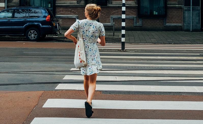 Sabes como deves andar na estrada? Conhece o Guia do Peão